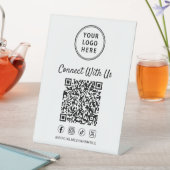 Signe De Table Code QR du logo de l'entreprise sur présentoir (In SItu)