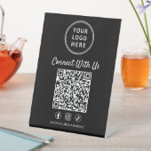 Signe De Table Code QR du logo de l'entreprise sur un présentoir (In SItu)