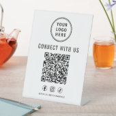Signe De Table Code QR du logo de l'entreprise sur un présentoir (In SItu)