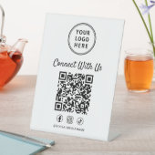 Signe De Table Code QR du logo de l'entreprise sur un présentoir (In SItu)