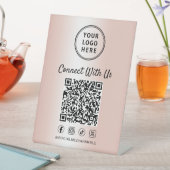 Signe De Table Code QR du logo d'entreprise Rose Gold sur présent (In SItu)