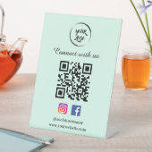 Signe De Table Code QR Signal de piédestal des médias sociaux (In SItu)