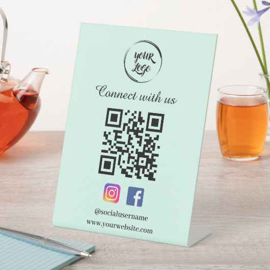 Signe De Table Code QR Signal de piédestal des médias sociaux (In SItu)