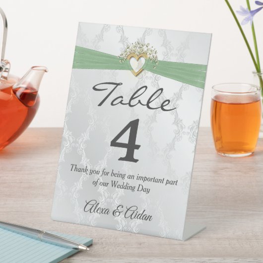 Signe De Table Coeur mariage Avec Ruban Vert Sage Sur Damask (In SItu)