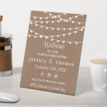 Signe De Table Collection de Mariages Rustic Kraft<br><div class="desc">Célébrez dans le style avec ce panneau d'accueil de mariage rustique et très élégant. Ce design est facile à personnaliser avec votre libellé d'événement spécial et vos invités seront ravis quand ils verront ce magnifique panneau. Les éléments mariages correspondants se trouvent dans la collection.</div>