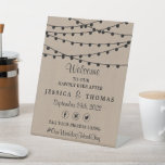 Signe De Table Collection de Mariages Rustic Kraft<br><div class="desc">Célébrez dans le style avec ce panneau d'accueil de mariage rustique et très élégant. Ce design est facile à personnaliser avec votre libellé d'événement spécial et vos invités seront ravis quand ils verront ce magnifique panneau. Les éléments mariages correspondants se trouvent dans la collection.</div>