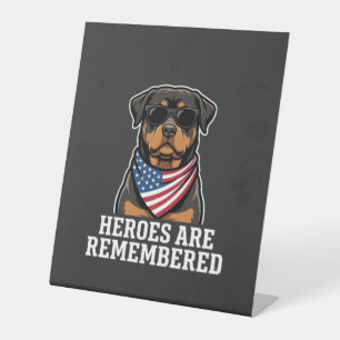 Signe De Table Conception de vecteur de chien héros Rottweiler pa