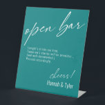 Signe De Table Contemporain écriture manuscrite Funny Open Bar Tu<br><div class="desc">Cette collection comporte une police élégante, moderne et manuscrite pour créer des mots et des phrases clés. Dans cette pièce, la typographie graphique se lit simplement "open bar" en haut et "cheers !" en bas. Cette option inclut le message populaire "Les boissons de ce soir sont gratuites. Les histoires de...</div>