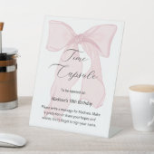 Signe De Table Coquette Bow rose 1er Anniversaire heure Capsule (In SItu)