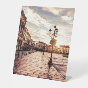 Signe De Table Coucher de soleil sur le carré à Padova en Italie