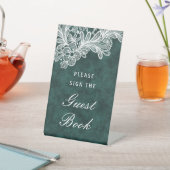 Signe De Table Dentelle blanche sur Emerald Green Faux Velvet Liv (In SItu)