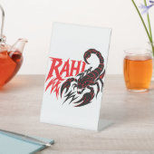Signe De Table design graphique scorpion sur un présentoir blanc. (In SItu)