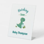 Signe De Table Dinosaure Editable Baby Boy Shoy Hatching Bientôt (Recto)