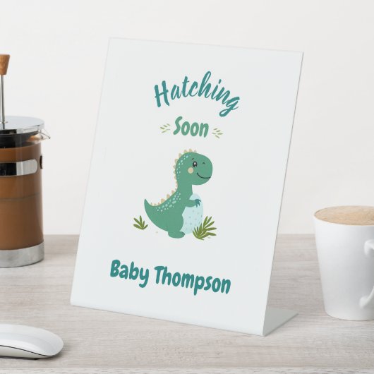 Signe De Table Dinosaure Editable Baby Boy Shoy Hatching Bientôt (In SItu)