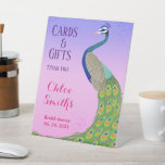 Signe De Table Douche nuptiale Peacock Inspiré rose bleu<br><div class="desc">Capturez l'essence de la grâce de la mariée et calmez-vous avec cette invitation exquise qui rend hommage au paon majestueux. Les détails complexes des plumes de paon apportent une touche de régalité, tandis que la palette de couleurs douces crée un sentiment de romantisme et de sophistication. Décorez votre fête de...</div>