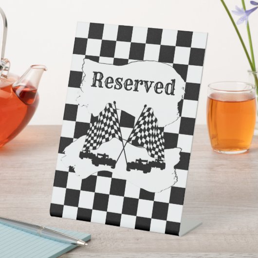 Signe De Table Drapeau Checker et voitures de course réservées (In SItu)