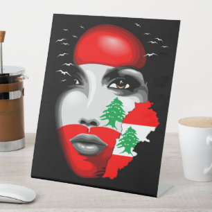 Signe De Table Drapeau et carte du Liban sur le visage de la fill