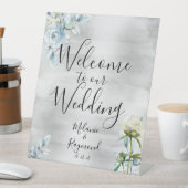 Signe De Table Dusty Blue Floral Silver Bienvenue À Notre Mariage (In SItu)