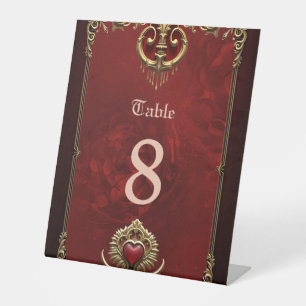 Signe De Table Élégance en lustre rouge avec un coeur orné.