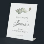 Signe De Table Elégant Golf 70th Birthday Party Welcome<br><div class="desc">Bienvenue à vos invités avec cet élégant panneau de guéridon en table. Le sommet de est décoré d'accessoires de golf - un club de golf, balle de golf, casquette et gants. L'aquarelle crée une esthétique traditionnelle et classique. Parfait pour un bain d'anniversaire au club ou un jardin barbecue. Tout le...</div>