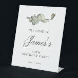 Signe De Table Elégant Golf 90th Birthday Party Welcome<br><div class="desc">Bienvenue à vos invités avec cet élégant panneau de guéridon en table. Le sommet de est décoré d'accessoires de golf - un club de golf, balle de golf, casquette et gants. L'aquarelle crée une esthétique traditionnelle et classique. Parfait pour un bain d'anniversaire au club ou un jardin barbecue. Tout le...</div>