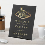 Signe De Table Elégant Las Vegas Destination Mariage Bienvenue<br><div class="desc">Célébrez dans le style avec cette enseigne moderne et très tendance mariage Las Vegas. Ce design est facile à personnaliser avec vos noms et date mariage et vos invités seront ravis de voir ce magnifique panneau. Les éléments mariages correspondants se trouvent dans la collection.</div>