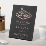 Signe De Table Elégant Las Vegas Destination Mariage Bienvenue<br><div class="desc">Célébrez dans le style avec cette enseigne moderne et très tendance mariage Las Vegas. Ce design est facile à personnaliser avec vos noms et date mariage et vos invités seront ravis de voir ce magnifique panneau. Les éléments mariages correspondants se trouvent dans la collection.</div>