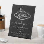 Signe De Table Elégant Las Vegas Destination Merci de mariage<br><div class="desc">Célébrez dans le style avec ce mariage moderne et très branché Las Vegas,  merci pour le panneau. Le design est facile à personnaliser avec votre propre libellé spécial et vos invités seront ravis quand ils verront ce panneau fabuleux. Les éléments mariages correspondants se trouvent dans la collection.</div>