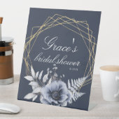 Signe De Table Élégant Script Floral Dusty Fête des mariées bleue (In SItu)