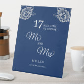 Signe De Table Elégante dentelle florale sur Mariage bleu marine (In SItu)