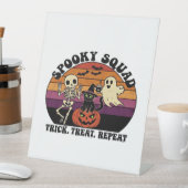 Signe De Table Équipe Spooky Retro Halloween Design (Texte Noir) (In SItu)