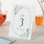 Signe De Table Fleurs bleues, Fleurs blanches, Boho, Numéros de t<br><div class="desc">Ajoutez une touche personnelle à votre fête mariage avec ces objets de fête élégants et mémorables ! Le design présente des fleurs d'aquarelle bleu et blanc,  de la verdure,  des confettis dorés et un cadre doré sur un arrière - plan blanc.</div>