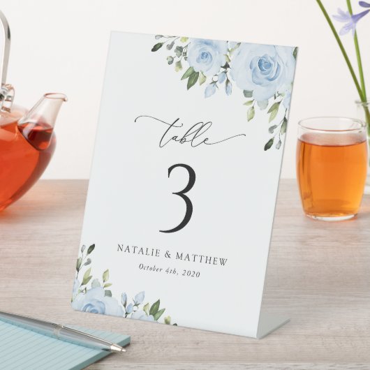 Signe De Table Fleurs bleues poussiéreuses, Verdure, Boho, Numéro (In SItu)