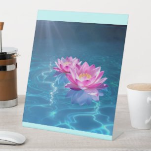 Signe De Table Fleurs de Lotus rose flottant sur l'eau bleu crist