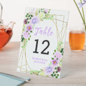Signe De Table Fleurs violettes de printemps avec feuillage (In SItu)