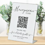Signe De Table Fonds de lune de miel Élégante calligraphie Code Q<br><div class="desc">Fonds de lune de miel ! Calligraphie simple mais élégante, ce signe de fonds de lune de miel mariage présente Honeymoon dans calligraphie élégante, votre code QR personnalisé pour une application de cash ou Venmo. Customisez ce panneau de mariage élégant avec vos noms et votre date! DROIT D'AUTEUR © 2020...</div>