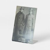 Signe De Table Frères Dapper en manteaux RPPC Photo B&W (Recto)