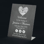 Signe De Table Hanging Heart Tree Chalkboard Mariage Collection<br><div class="desc">Ce signe d'accueil mariage présente un arbre suspendu romantique, bientôt mari et femme, sculpté en forme de coeur. L'arrière - plan à effet tableau noir rend ce tableau de sièges parfait pour tout couple qui planifie un mariage romantique. Ce signe de bienvenue peut être facilement customisé pour répondre à vos...</div>