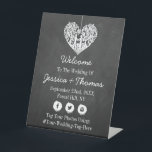 Signe De Table Hanging Heart Tree Chalkboard Mariage Collection<br><div class="desc">Ce signe d'accueil mariage présente un arbre suspendu romantique, bientôt mari et femme, sculpté en forme de coeur. L'arrière - plan à effet tableau noir rend ce tableau de sièges parfait pour tout couple qui planifie un mariage romantique. Ce signe de bienvenue peut être facilement customisé pour répondre à vos...</div>