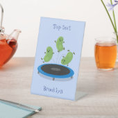 Signe De Table Haricots verts mignons sur dessin animé trampoline (In SItu)