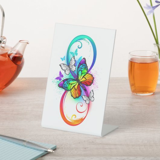 Signe De Table Infini brillant avec papillon arc-en-ciel (In SItu)