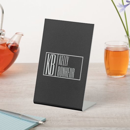 Signe De Table Initiales modernes en noir et blanc avec nom Monog (In SItu)