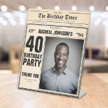 Signe De Table Journal vintage Custom 40th Birthday Welcome<br><div class="desc">Journal vintage Custom 40th Birthday Welcome Pedestal Sign. Une Affiche de bienvenue d'anniversaire cool et humoristique qui ressemble à un journal vintage ! Il est personnalisable et peut être utilisé pour toute fête d'anniversaire d'âge! Vous avez besoin d'aide pour ce modèle de conception ? Contactez le design en cliquant sur...</div>