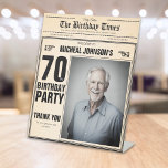 Signe De Table Journal vintage Custom 70th Birthday Welcome<br><div class="desc">Journal vintage Custom 70th Birthday Welcome Pedestal Sign. Une Affiche de bienvenue d'anniversaire cool et humoristique qui ressemble à un journal vintage ! Il est personnalisable et peut être utilisé pour toute fête d'anniversaire d'âge! Vous avez besoin d'aide pour ce modèle de conception ? Contactez le design en cliquant sur...</div>