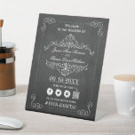 Signe De Table La collection de mariage Ornate Chalkboard<br><div class="desc">Célébrez avec style avec ce panneau de bienvenue de mariage élégant de style tableau noir. Le design présente un motif de volutes orné avec une police de caractères assortie facile à personnaliser. Ce panneau de bienvenue est parfait pour tout couple qui planifie une célébration de mariage romantique, mais peut être...</div>