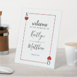 Signe De Table La collection de Mariages de cartes de jeu Monogra<br><div class="desc">Célébrez dans le style grâce à ce panneau d'accueil mariage design et très tendance. Ce design est facile à personnaliser avec votre libellé d'événement spécial et vos invités seront ravis quand ils verront ce magnifique panneau.</div>
