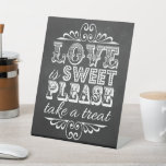 Signe De Table L'amour est doux Chalkboard Mariage Treat<br><div class="desc">Célébrez dans le style avec cette enseigne design et très tendance mariage. Ce design comprend une formulation typographique branchée sur un arrière - plan à effet de tableau de bord moderne,  parfait pour tout événement spécial tel que mariages,  douches nuptiales,  fiançailles,  etc.</div>