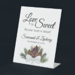 Signe De Table L'amour est doux Prendre Treat Rustic Pinecones Ma<br><div class="desc">Ce magnifique panneau de table est parfait pour une table de régal à votre réception de mariage. Il présente un design simple mais élégant avec un ensemble de sprigs aquarelles peints à la main d'aiguilles de pin ou de branches dans les tons vert de forêt avec des pinecones marron châtaigner,...</div>