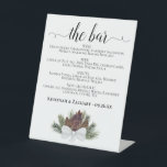 Signe De Table Le Bar - Rustic Pinecones Boissons Menu Mariage<br><div class="desc">Ce panneau de table est une excellente façon de faire connaître à vos invités le menu du bar à votre réception de mariage. Il présente un design simple mais élégant avec un amas d'aquarelles ou un bouquet de pinecones et de branches de pins. Le titre est écrit en calligraphie de...</div>