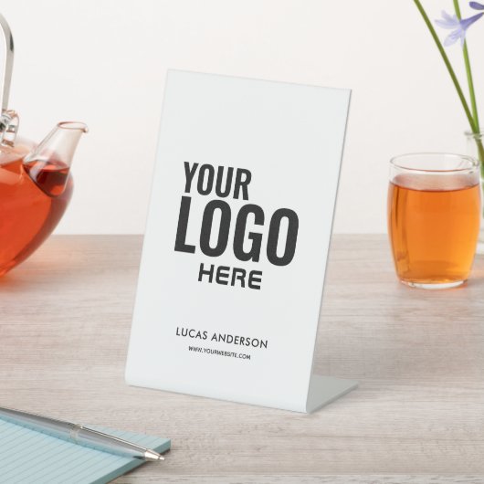 Signe De Table Logo Simple Moderne Professionnel Signal Pedestal (In SItu)